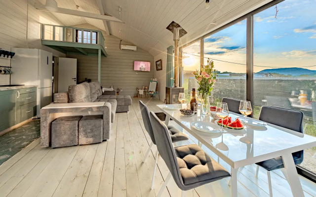 Частный дом У реки в горах