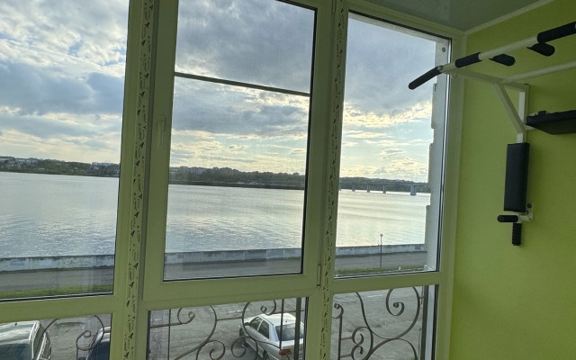 V Dome Na Naberezhnoy Reki Volga Flat