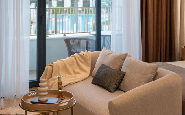 Dvukhmestnyye Marisol Amber s vidom na bassein Apartments