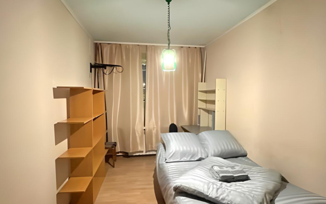 Svetlaya Prostornaya Kvartira Ryadom S Metro Flat