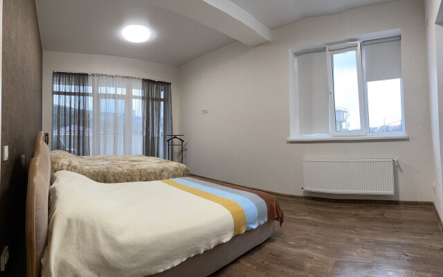 Dom V Uschelye Tryokh Gor Private House