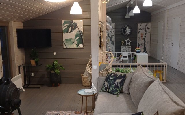 Barn s baney i bolshoy igrovoy zonoy Private House