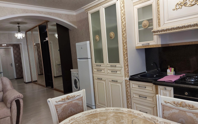 Апартаменты 5 Звезд на Шамиля Джикаева 5А-2