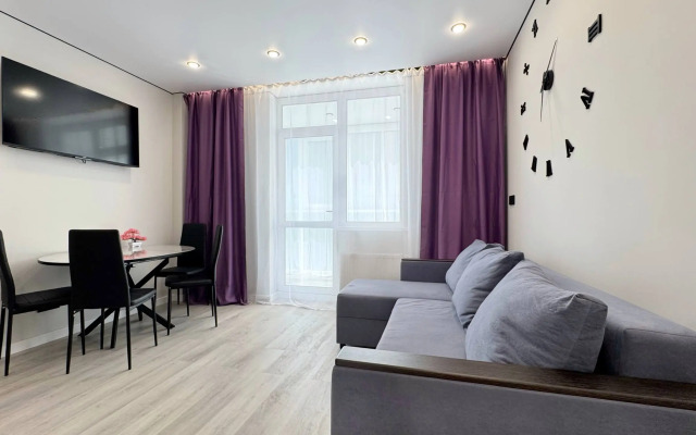 Sovremennaya Dvukhkomnatnaya s Panoramnym Balkonom Flat
