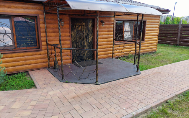 Частный дом с камином у реки