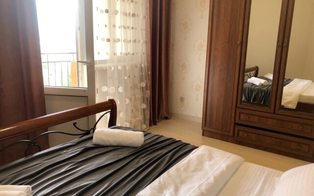 Apartamenty u mora s vidom na gorod i gory