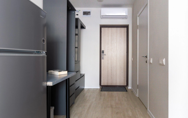 Yarkaya studiya ryadom s naberezhnoj i kondicionerom Flat