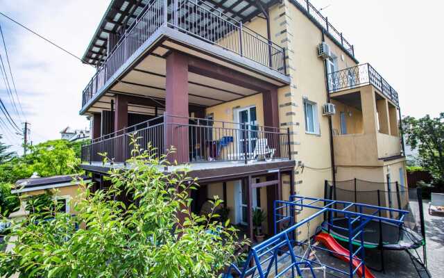 Dikaya Vishnya Guest House