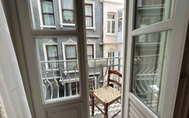 3 Bedroom with Local Charm in Galata Apartments
