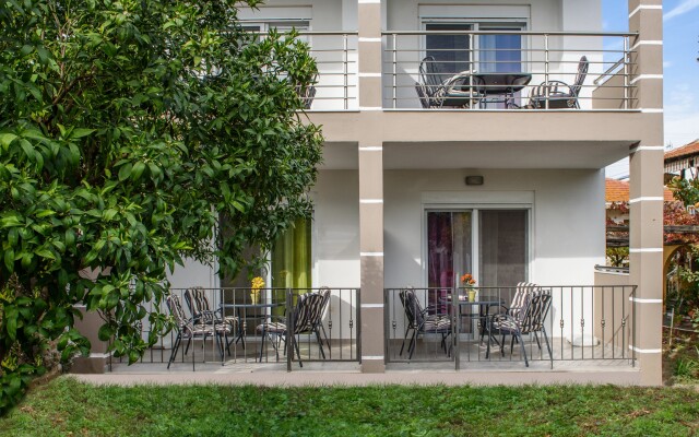 Anneta's House Apartments