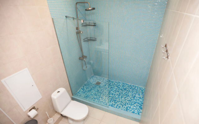 U Morya S Basseinom v ZhK Solnechnyij apt12 Apartment