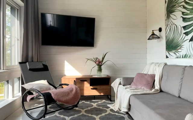 Частный дом Дом с камином у пруда