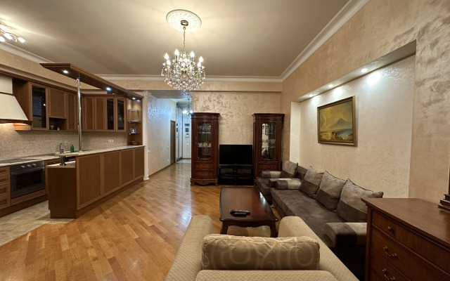 2-K v Novostroyke, Ulitsa Arama, Di482 Flat