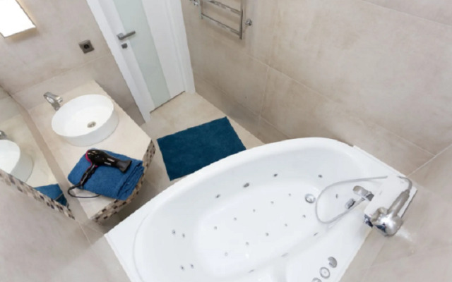 Апартаменты трёхкомнатные на Бобруйской 21