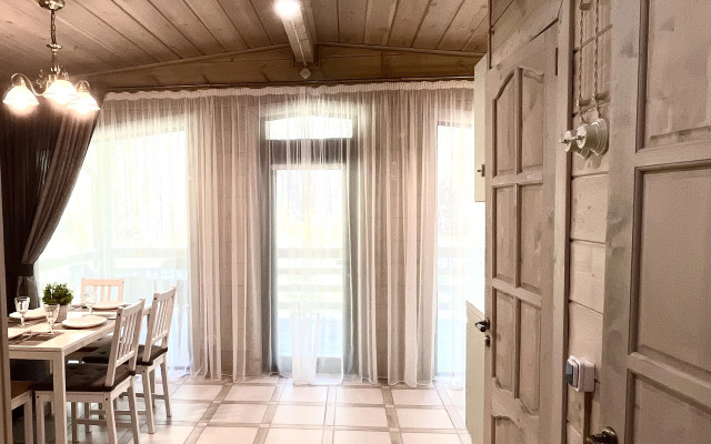 Домик на опушке на берегу Озера Волго на Селигере - коттеджи Сосновый бор