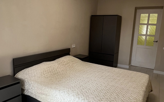 Uyutnaya Kvartira s Morem Cherez Dorogu Flat