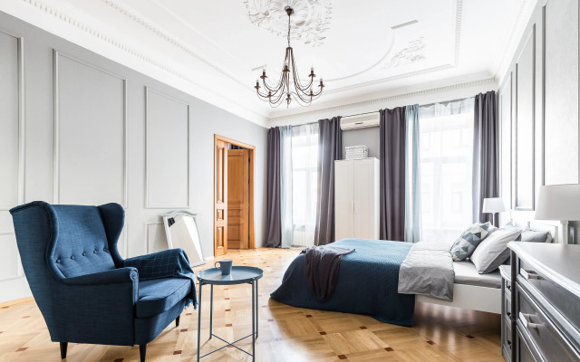 Апартаменты Avenue 180 кв.м с видом на Большую Конюшенную Улицу и Церковь Петра и Павла