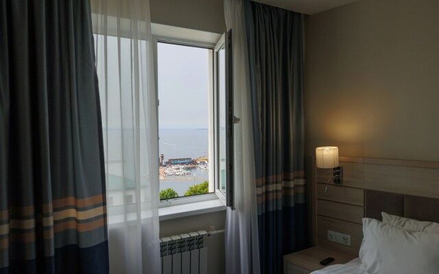 Hotel Equator