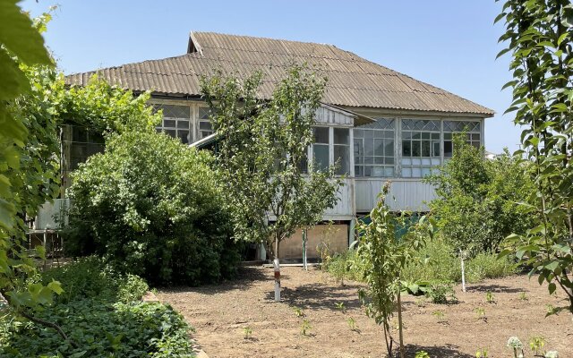 V Tsvetuschem Sadu Private House