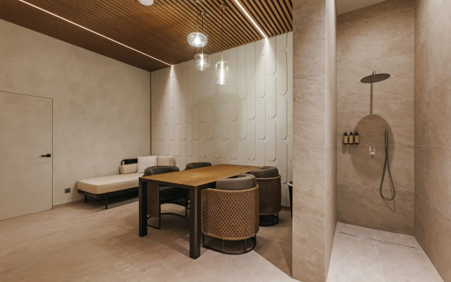 Dzhunior II v otele Grand Cascade Apartments