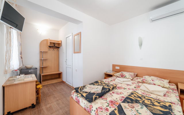 Yuzhny Guest House