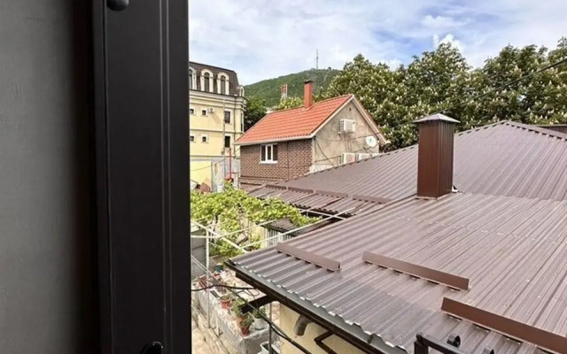 Na Vtorom Etazhe s Balkonom Apartments