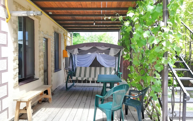 Частный Дом с Террасой и Качелей