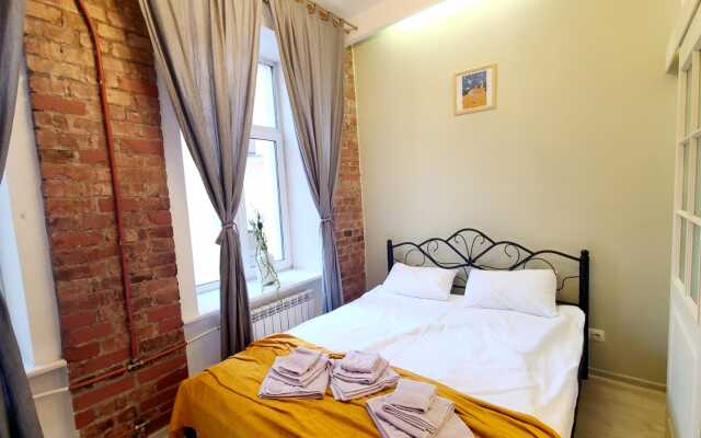 Апартаменты на Большом 13 Два Окна в Спальне