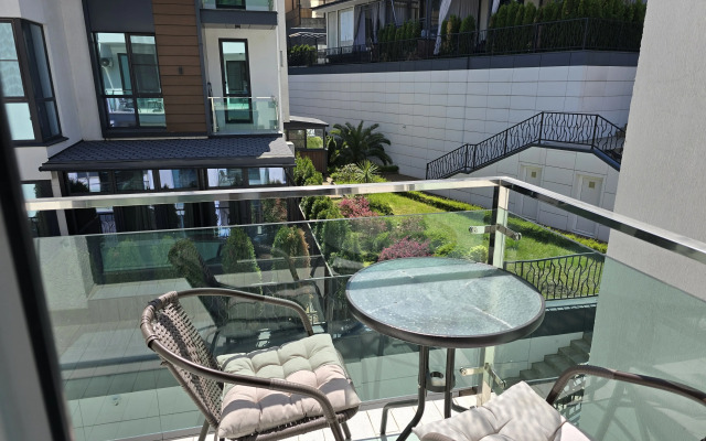 S Basseynom V Zhk Nevada Apartments