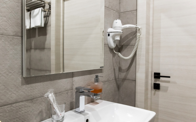 Eleon Hotel