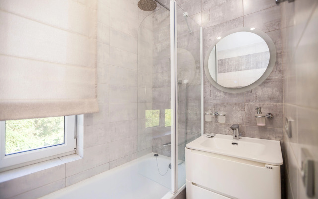 U Morya S Basseinom v Zhk Solnechniy apt31 Apartment