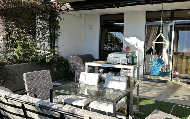 S Ogromnoy Terrasoy Flat