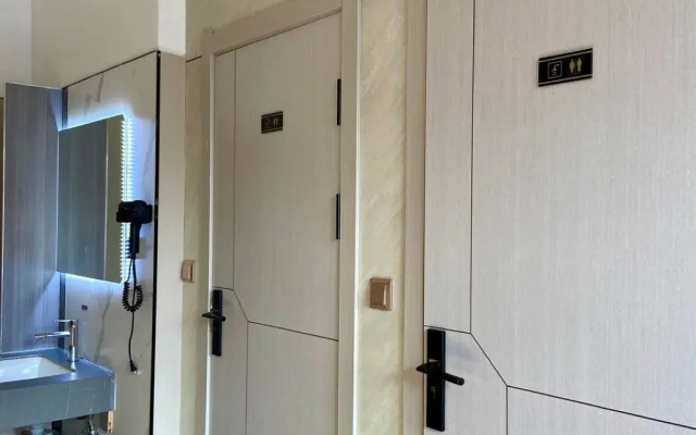 Отель Holiday Hotel
