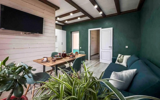 Частный дом с креслом качалкой