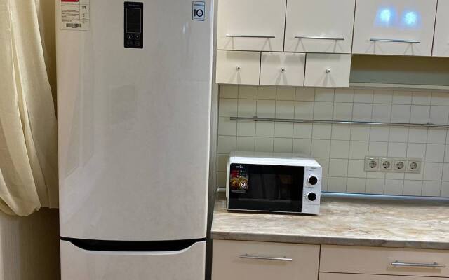 S dvumya spalnyami i balkonom Ajax Na Tyulpanov 41 Apartments