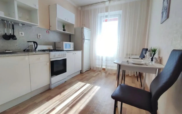 V Tsentre Svetlaya Uyutnaya Ryadom S Parkom Flat
