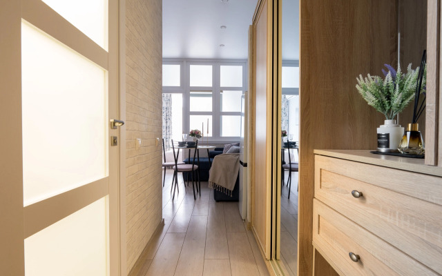 Uyutnaya s basseynom vozle morya Flat