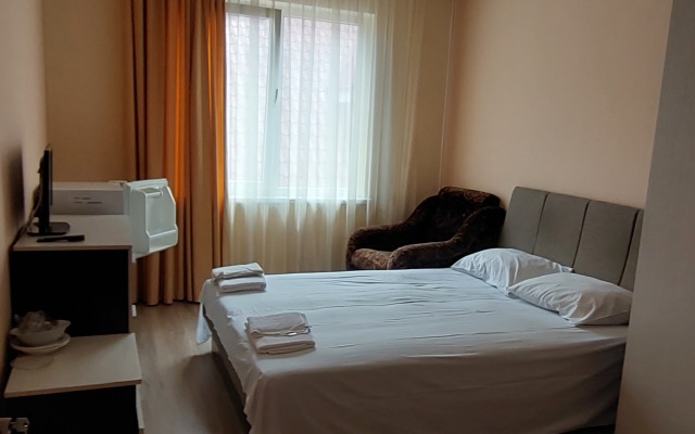 Larisa Guest House
