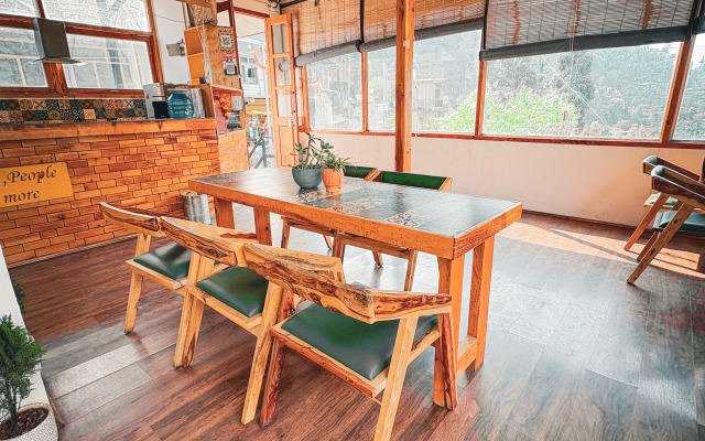 Хостел Young Monk Hostel & Cafe Jibhi