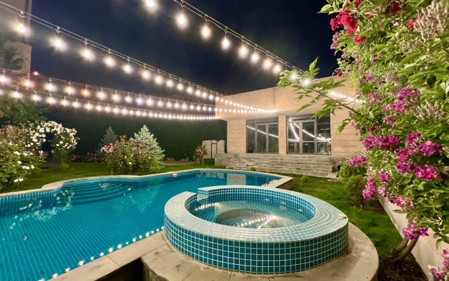 Luxury Villa With Pool and Jacuzzi