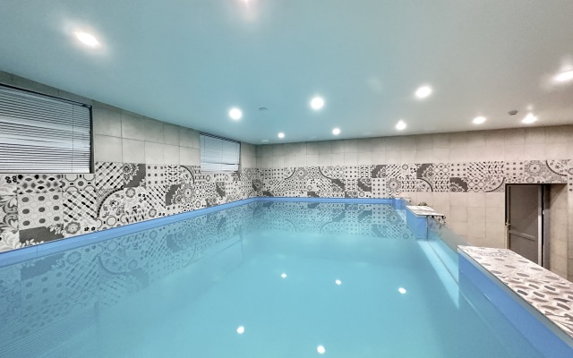 4-Kh Komnatnaya S Basseynom I Saunoy Flat
