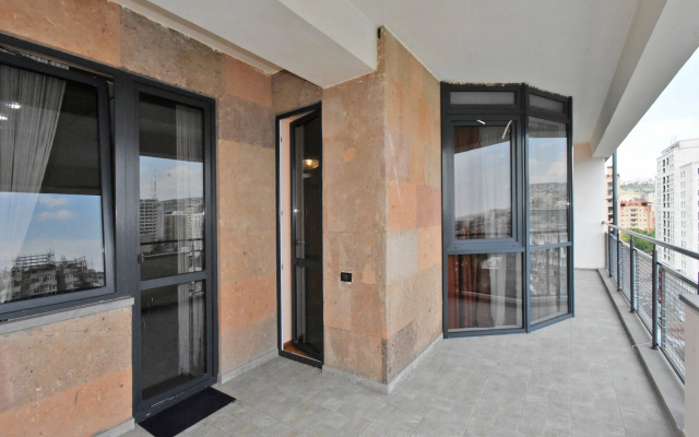 4-Komn. Na Perekrestke Amiryan-Saryyan Flat