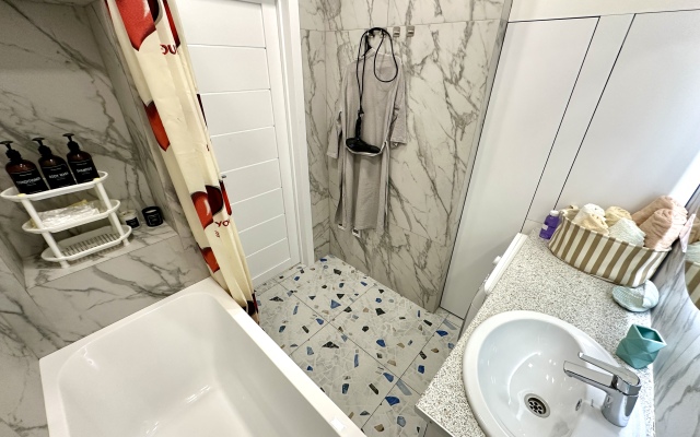 Lyuks Akvamarin s Dizaynerskim Remontom, Dlya Bolshoy Semi Apartments