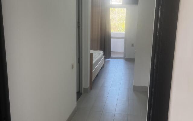 Dvukhmestny S Balkonom I Vannoy Komnatoy Apartment