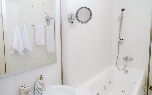 Unique Apart Provans s dzhakuzi ryadom s naberezhnoy i fontanom Vesenney 7 Apartments