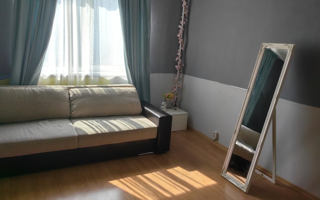 Otdel'naya Komnata ryadom s Metro Living Quarters