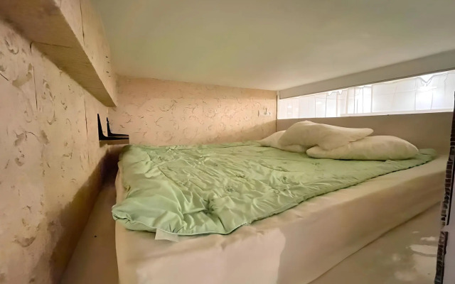 Na Belykh Akatsiyakh Flat