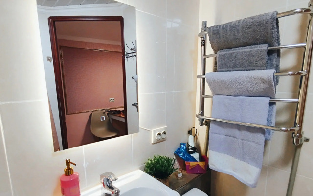 Dvukhurovnevaya V Tsentre Flat