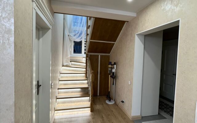 Villa V Zakrytom Poselke S Plyazhem