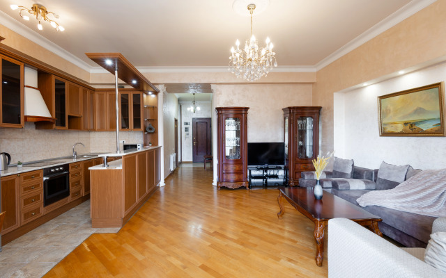 2-K v Novostroyke, Ulitsa Arama, Di482 Flat